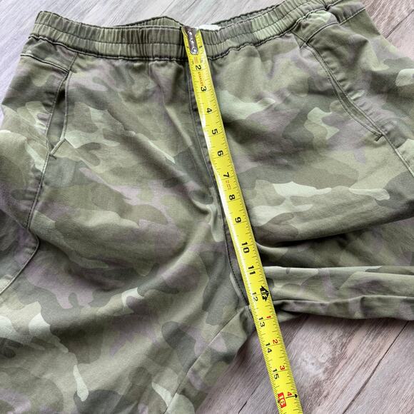 PILCRO  Anthropologie Izzie Relaxed Pull-On Barrel Pants Green Camo Size Medium - Picture 7 of 13
